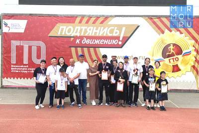Министр спорта Дагестана наградил Магилава Хайрулаева и его семью золотым знаком ГТО