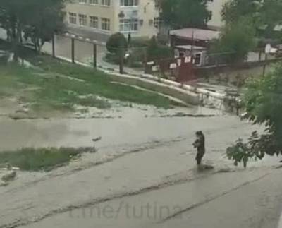 В Ростове-на-Дону из-за прорыва трубы затопило автостоянку на Орбитальной