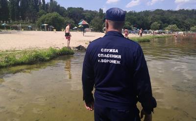 Воронежские спасатели выручили застрявших на водохранке девушек на сёрфинговой доске