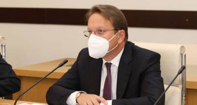 Еврокомиссар проводит встречи в Тбилиси