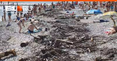 После наводнения в Сочи туристы загорают на пляжах среди гор мусора: посмотрите на это