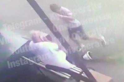 Выпавший из окна вазон едва не убил ребенка в Киеве: инцидент попал на видео