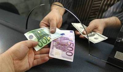 Клиенты банков ринулись в обменники за подешевевшей валютой