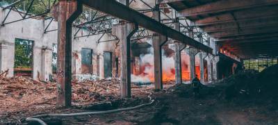 Полыхают заброшенные склады бывшего станкозавода в Петрозаводске (ФОТО)