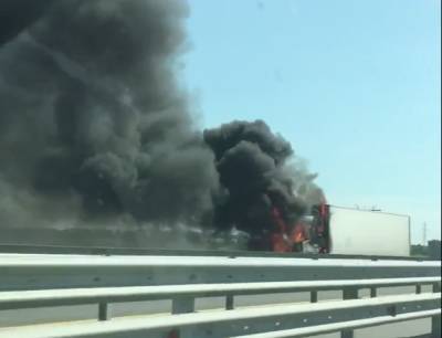 Видео: грузовик загорелся на трассе М-11 у Войскорово