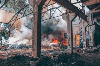 В Петрозаводске горят склады бывшего станкостроительного завода