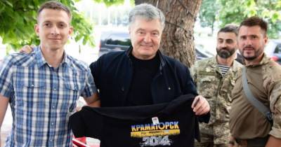 Петр Порошенко в годовщину освобождения Славянска и Краматорска передал военное оборудование и встретился с волонтерами: фото
