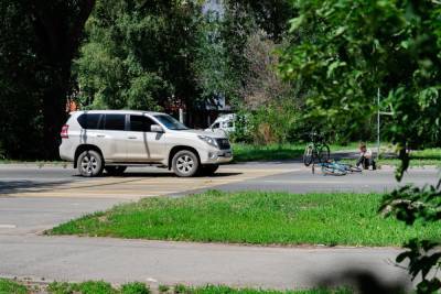 В Челябинске водитель на Toyota Land Cruiser сбил на зебре мальчика на велосипеде