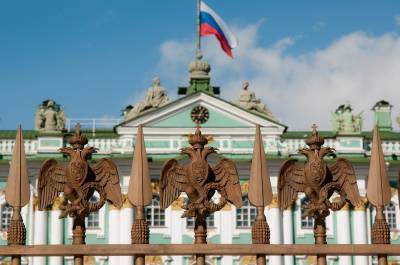 Советник эстонского посольства молча покинула здание МИД России