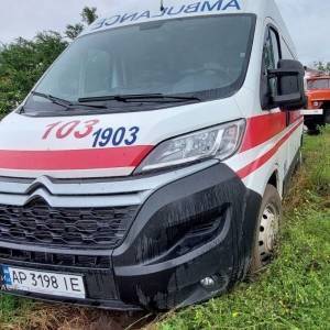 В Запорожской области автомобиль скорой застрял в грязи: медики не смогли приехать на вызов. Фото