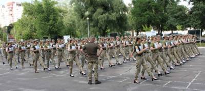 Скандал с каблуками для женщин-военных: участниц парада обуют в другие туфли
