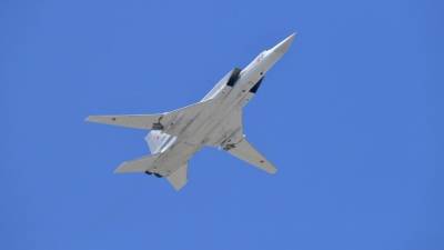 Пять часов в небе: Ту-22М под прикрытием истребителей пролетели над Черным морем