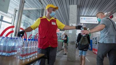 Пассажирам электричек в Москве и Подмосковье будут раздавать питьевую воду до 11 июля
