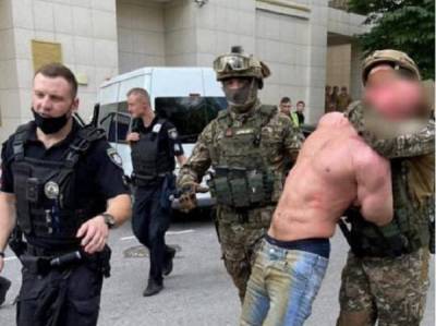 Ранил полицейского и поджег квартиру: киевского стрелка задержали