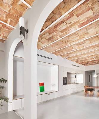Белая квартира со сводчатым потолком в Барселоне