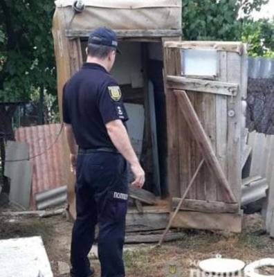 Уронила телефон и лишилась жизни: в Одесской области девочка-подросток задохнулась в выгребной яме туалета
