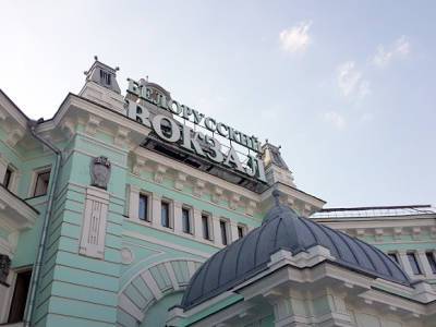 На вокзалах Москвы и станциях МЦК пассажирам начали раздавать воду