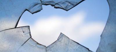 В горячую экзаменационную пору подростки разбили окно колледжа в Карелии