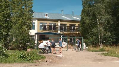 «Плесень в пищеблоке, торчит проводка»: в Лукашах после реновации открыли школу