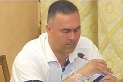 Одесский чиновник забыл украинский язык и "завис" во время выступления