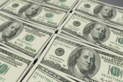 Власти начали отказываться от доллара: России предрекли потерю инвестиционной привлекательности