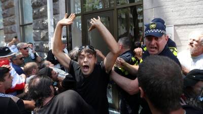 В Тбилиси параллельно прошли две акции: за свободу и против нее