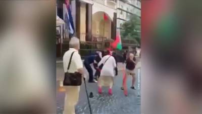 В Киеве напали на участников акции у посольства Белоруссии