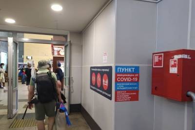 Петербуржцы выстроились в очередь на вакцинацию на Финляндском вокзале