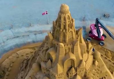 «Внесут в Книгу рекордов Гиннеса»: в Дании построили невероятный замок из песка (ФОТО)