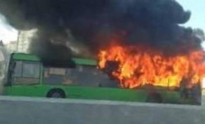 В Тюмени из горящего автобуса выскочили восемь пассажиров и кондуктор
