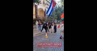 "Голодомора мало?": в Киеве избили участников митинга в поддержку Лукашенко (видео)
