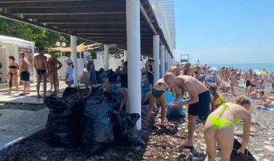 Туристы начали самостоятельно расчищать сочинские пляжи