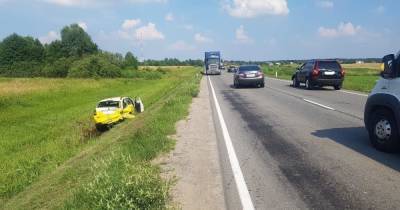 Под Черняховском машина съехала в кювет после ДТП с тремя авто (фото)