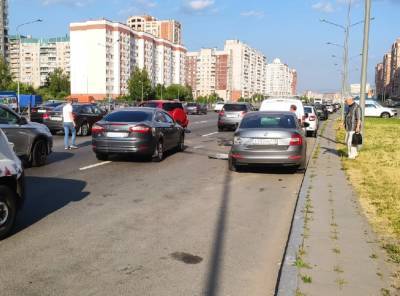 В Петербурге водитель сбил человека и пытался покинуть место ДТП