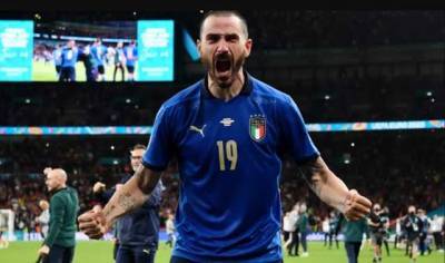 Евро-2020: стюард спутала игрока Италии с фанатом и не пускала его на поле