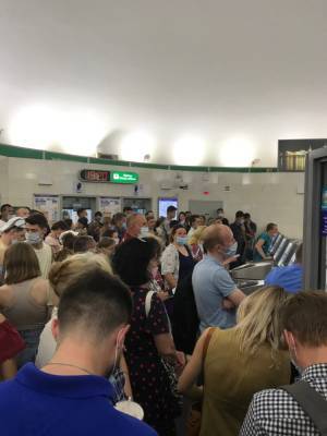 В Петербурге закрыли станцию метро «Василеостровская». На месте дежурят скорая и МЧС