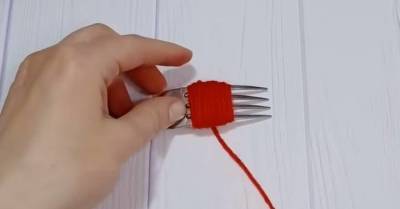 Классный трюк при помощи обычной вилки и остатков пряжи