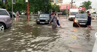 Улицы Махачкалы затоплены после ливня