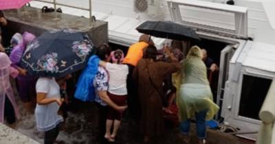 Детям-инвалидам пришлось ждать теплохода в воде под Нижним Новгородом