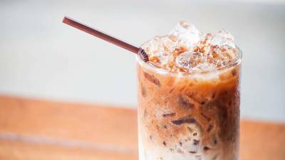 Диетолог предупредила о возможном вреде айс-кофе в жару