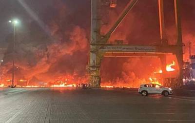 Мощный взрыв произошел в порту Дубая