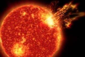 Мощный радиационный взрыв на Солнце ударил по Земле