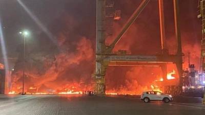 Мощный взрыв на торговом судне прогремел в порту Дубая — видео