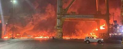 На торговом судне в порту Дубая прогремел мощный взрыв