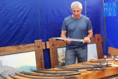 Алим Темирбулатов - Частная коллекция холодного оружия Казима Загирова из Кайтагского района была представлена на выставке в Дербенте - mirmol.ru - район Кайтагский
