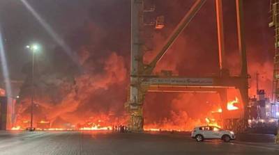 В порту Дубая произошел мощный взрыв с последующим пожаром