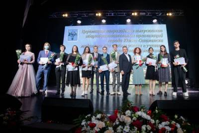 Медаль "За особые успехи в учении" получили 87 южно-сахалинских выпускников