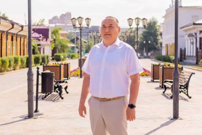 Председатель горсовета Улан-Удэ поздравляет жителей с днем семьи, любви и верности