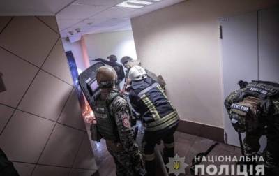 Раненному в Киеве полицейскому врачи собрали руку