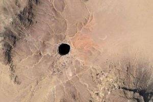 "Колодец ада": в Сети появилась фотография странной дыры в Африке